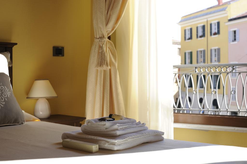 Piazza Azuni 18 Guest House Sassari Luaran gambar